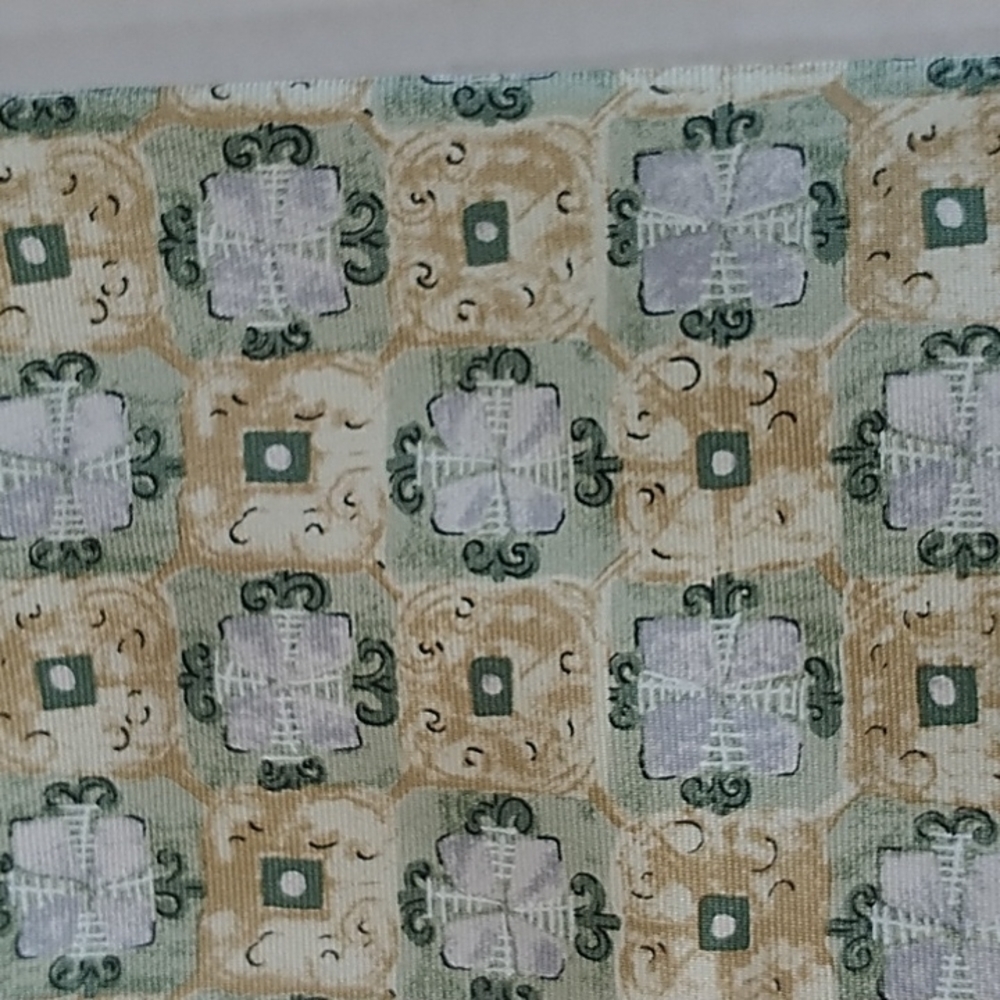The Metropolitan Museum of Art 100% Imported Silk Tie Green/Tan Shades of Color - Picture 3 of 7